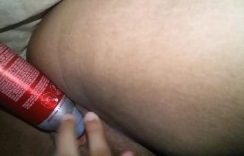 Vadia safada se masturbando com tesão usando desodorante