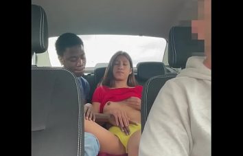 Novinha transando no táxi com seu namorado negão