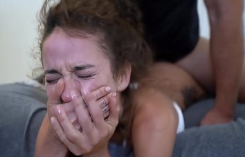 Novinha chorando no sexo forte com um safado